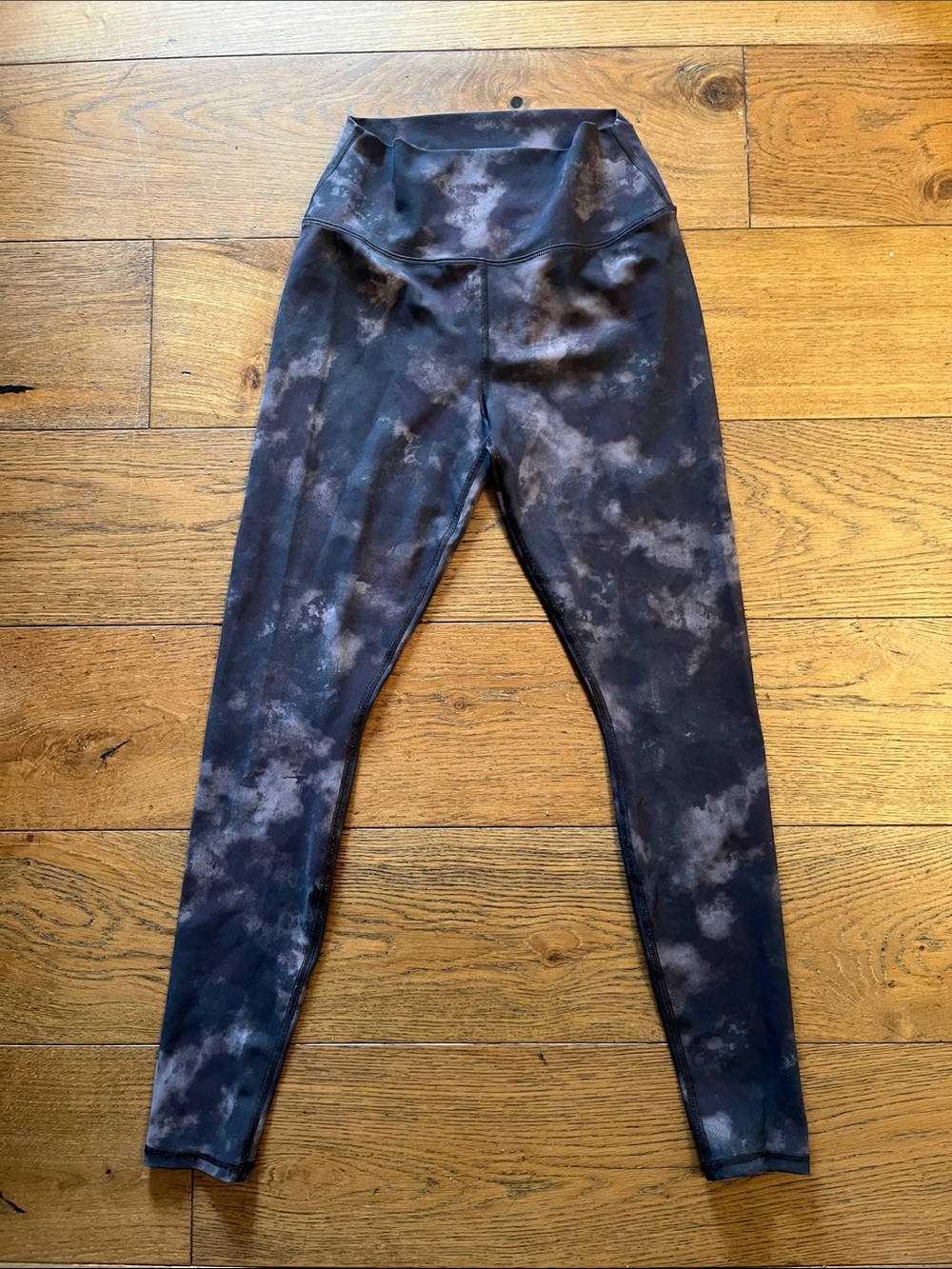 ALO Yoga High-Rise Tie-Dye Leggings in Black and Gray